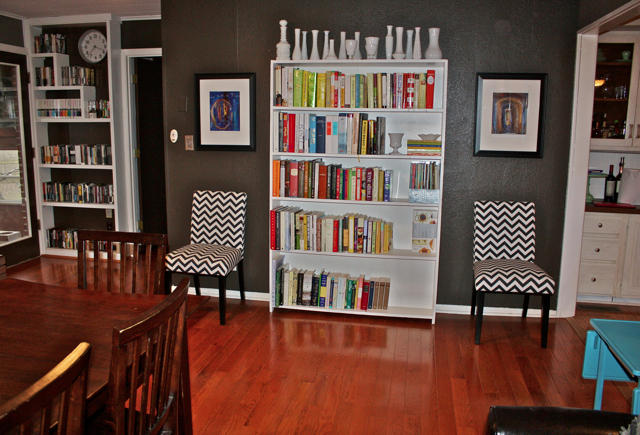 404 Alleen Road Knoxville, TN 37920 - Photo 7 of 36 Living room w_built-in bookcase