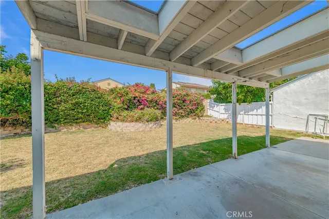 a view of a backyard