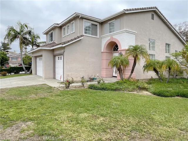 a view of a yard in front of a house