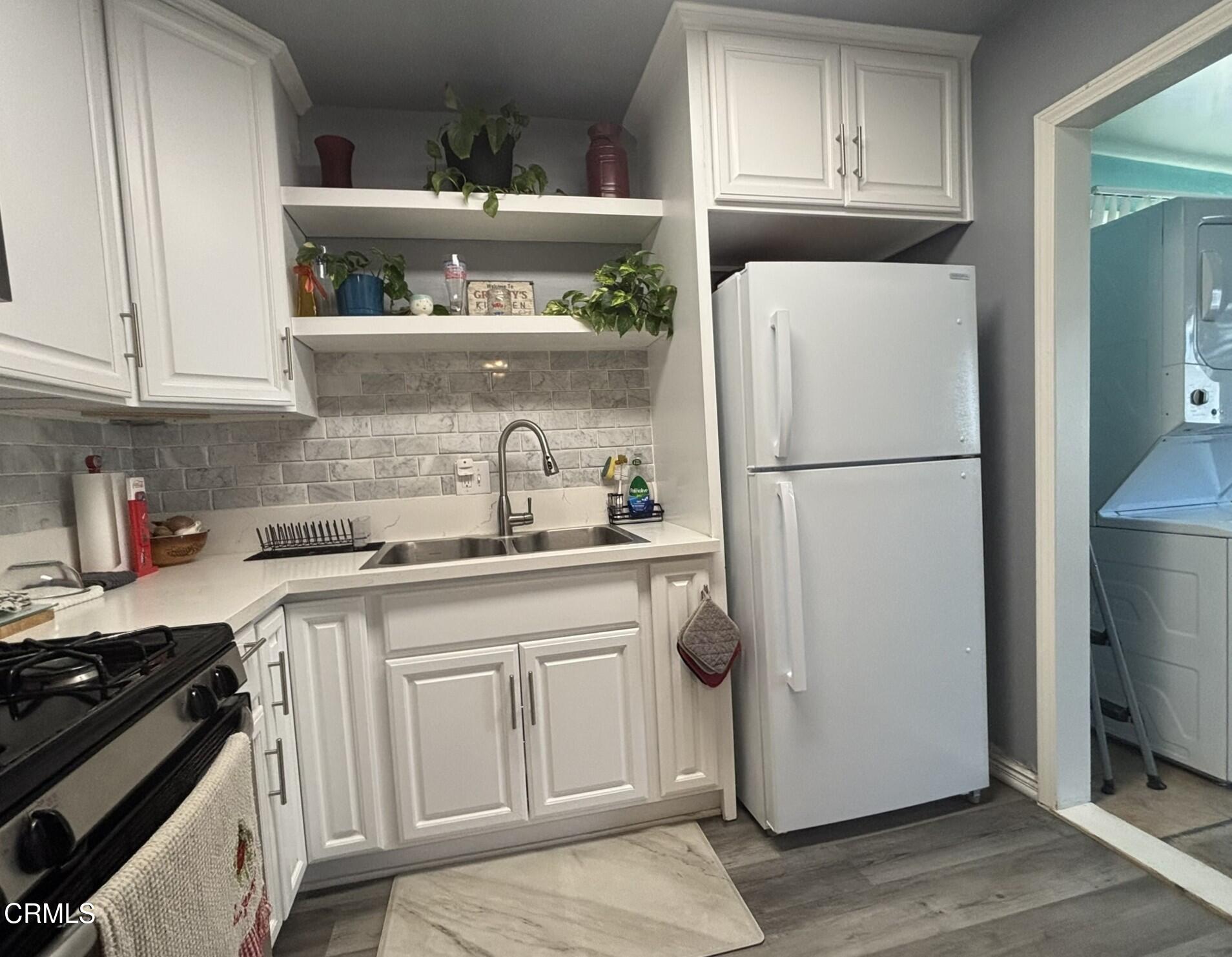 237 Lark Street Oxnard, CA 93033 - Photo 10 of 29 Kitchen_4292
