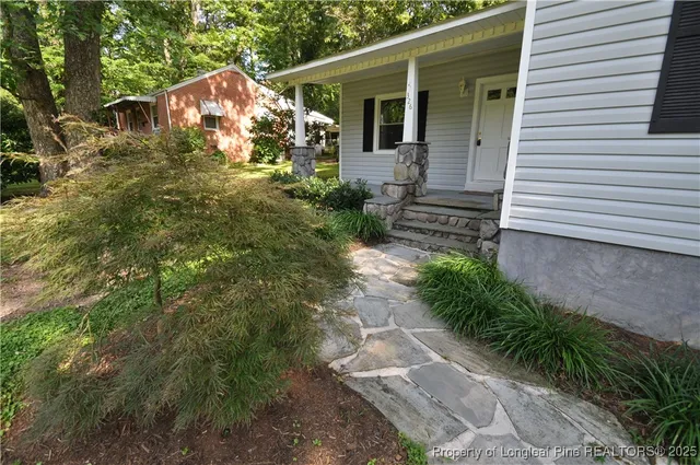 a view of a house with backyard and garden