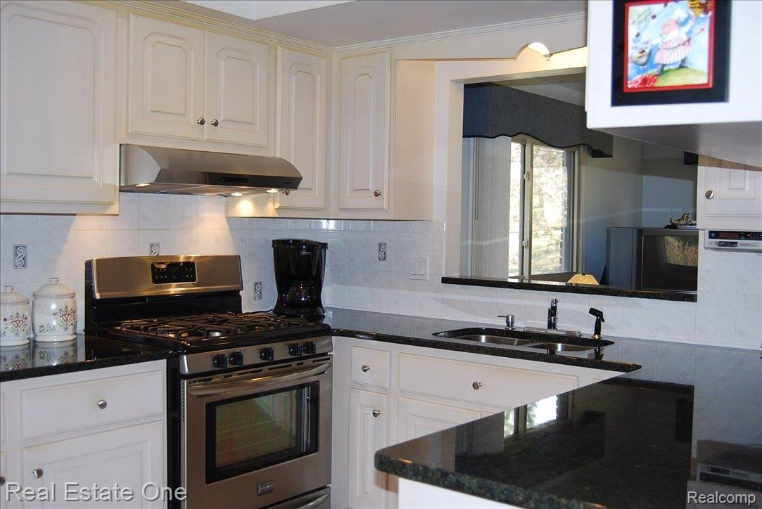 2318 Chalet Drive Rochester, MI 48309 - Photo 7 of 16 NEW Stainless Steel Appliances