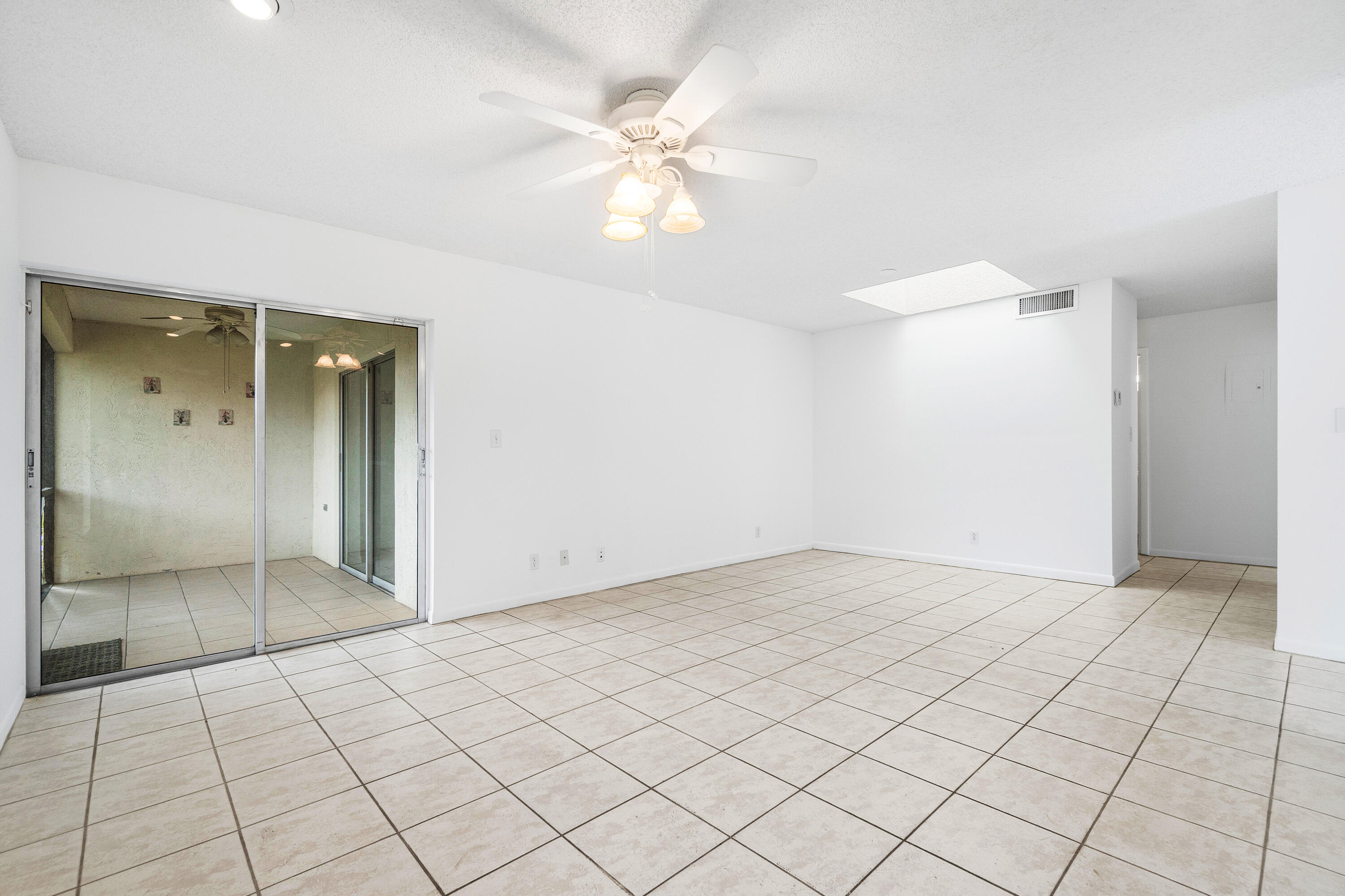 8736 Rheims Road Boca Raton, FL 33496 - Photo 5 of 37 006-8736RheimsRoad-BocaRaton-FL-33496-FU
