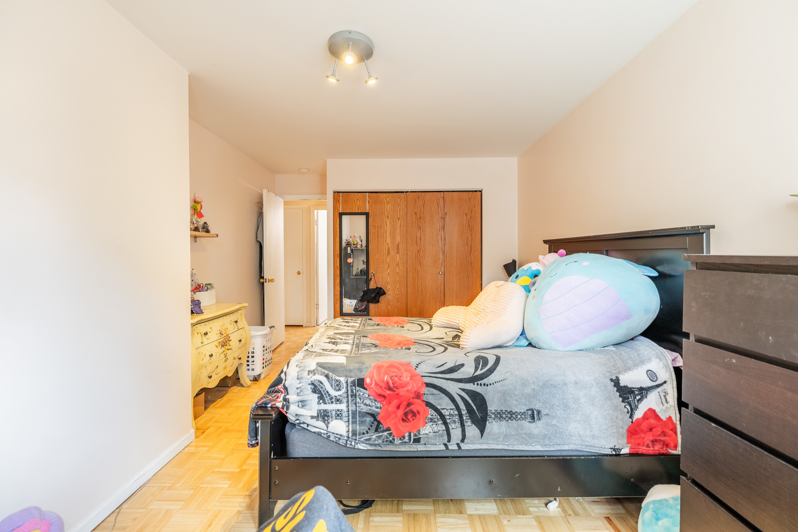 1525 Sander Court, Unit 103 Wheeling, IL 60090 - Photo 19 of 28 a living room with furniture and window