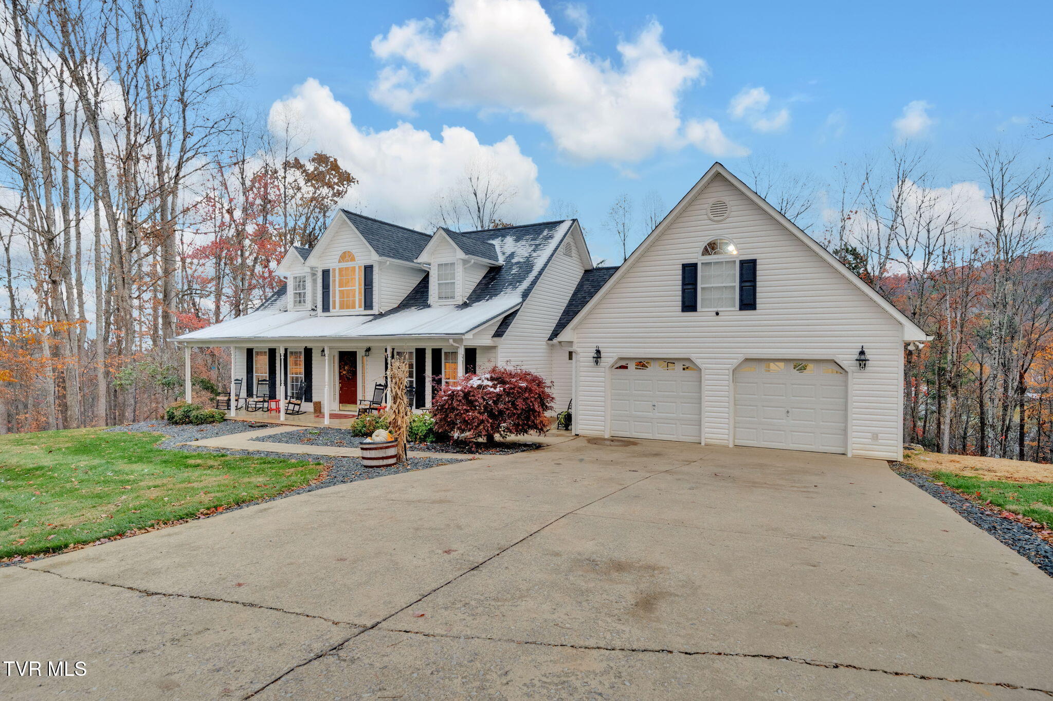 324 Golf Course Road Unicoi, TN 37692 - Photo 2 of 40 47-web-or-mls-DSC00114