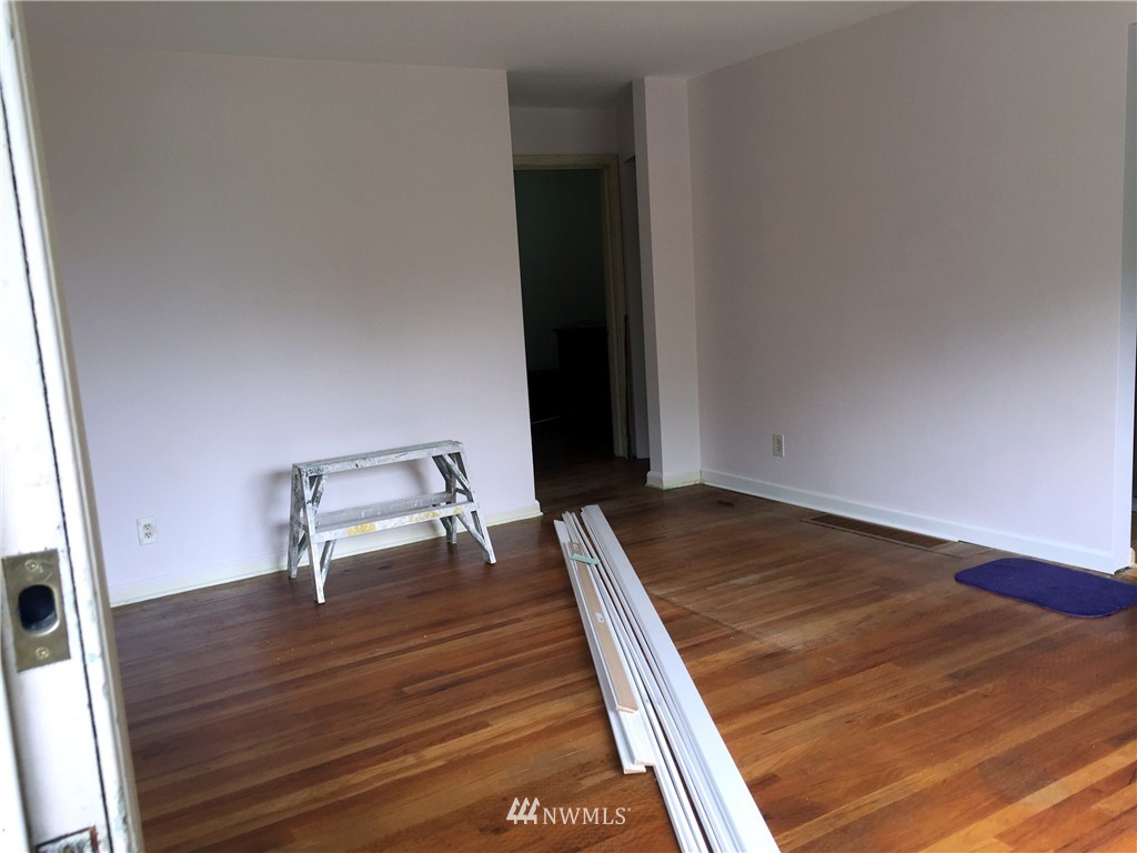 924 Southwest 4th Place Renton, WA 98057 - Photo 3 of 14