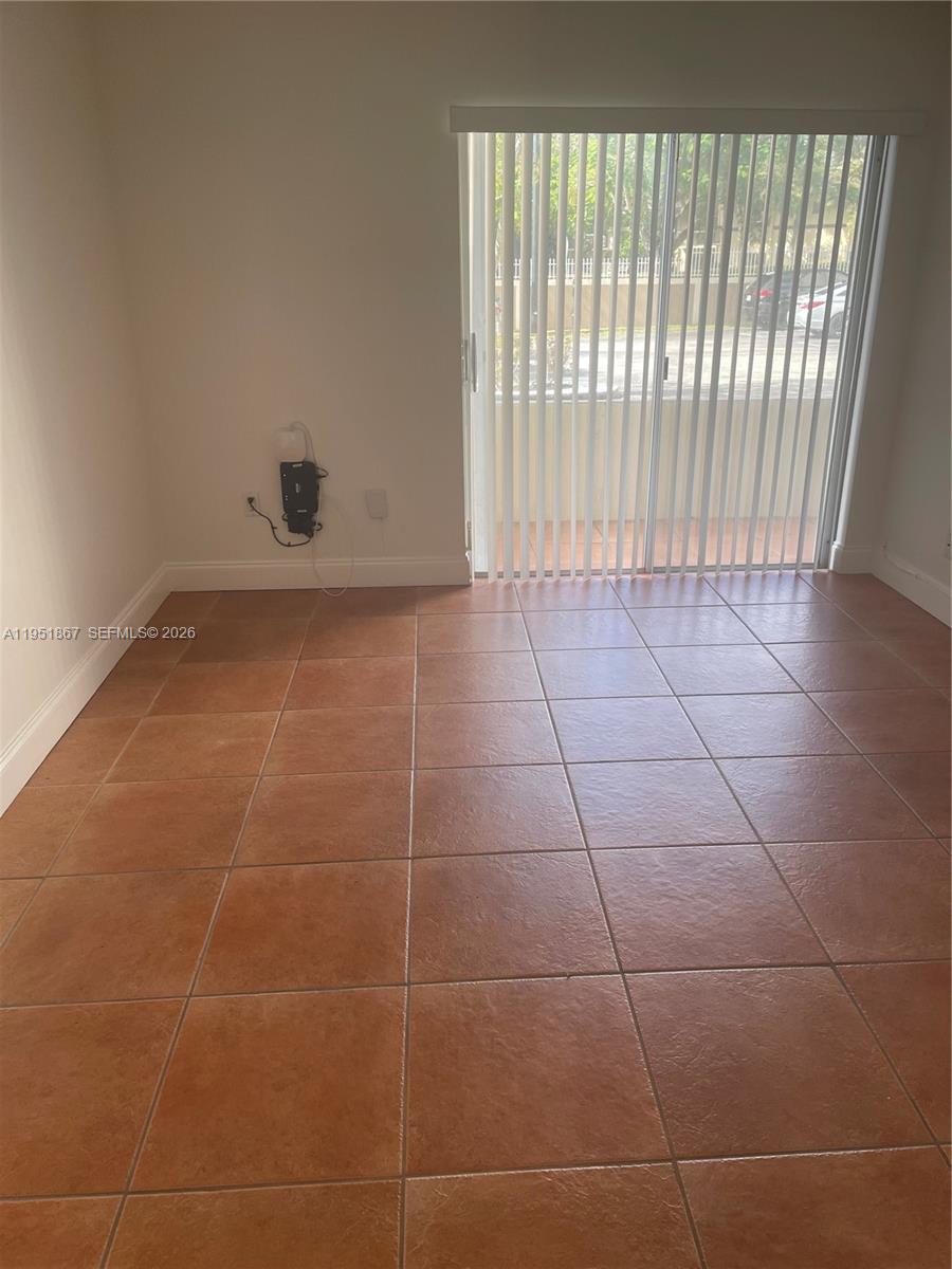 7785 Southwest 86th Street, Unit E123 Miami, FL 33143 - Photo 5 of 8 a bathroom with a window