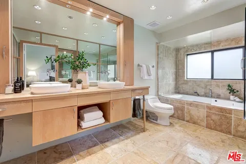 $2,149,000 | 323 San Vicente Boulevard, Unit 11, Santa Monica, CA 90402