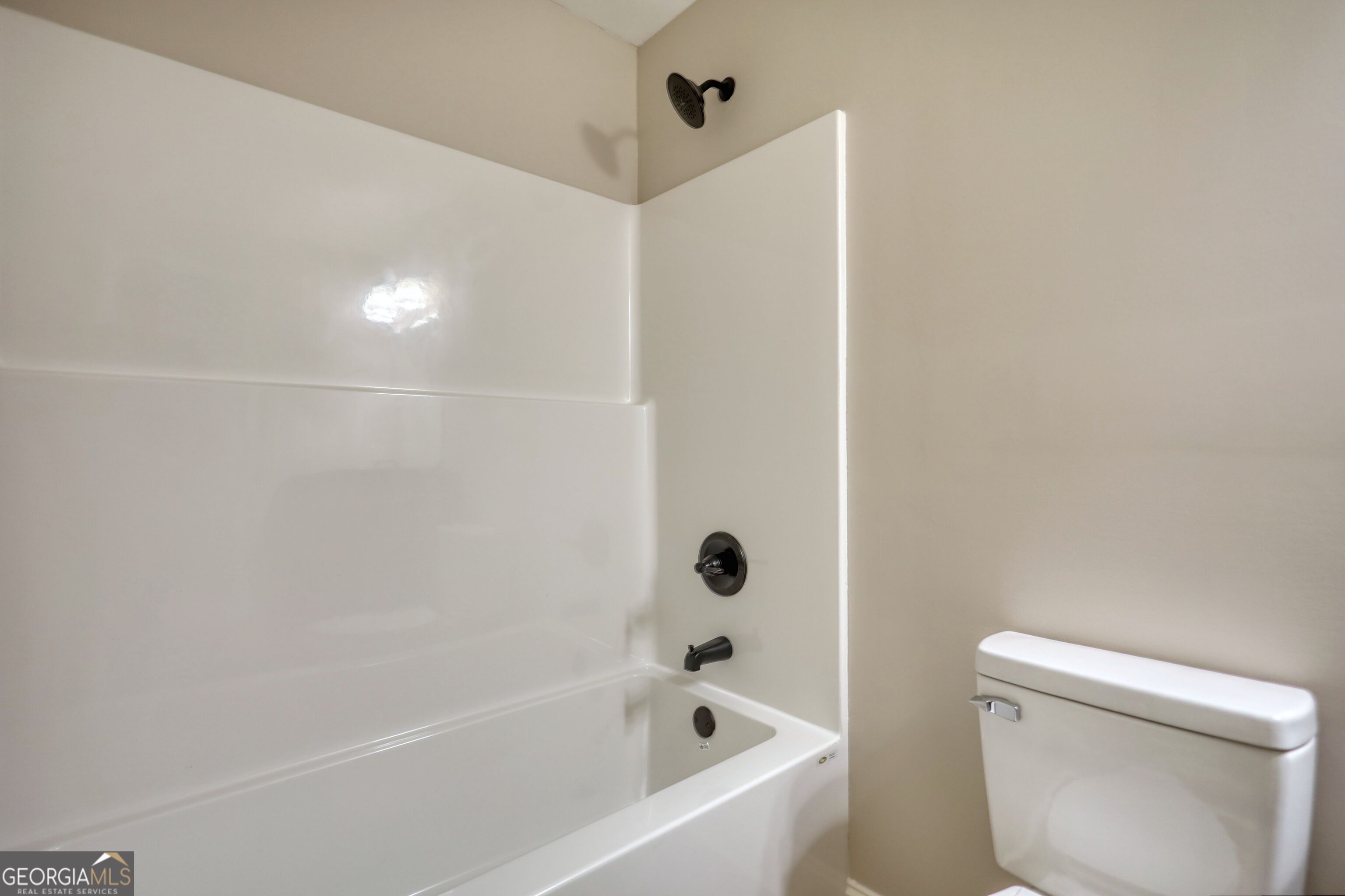 855 Meadow Ridge Drive Madison, GA 30650 - Photo 25 of 41 a bathroom with a bathtub and a toilet