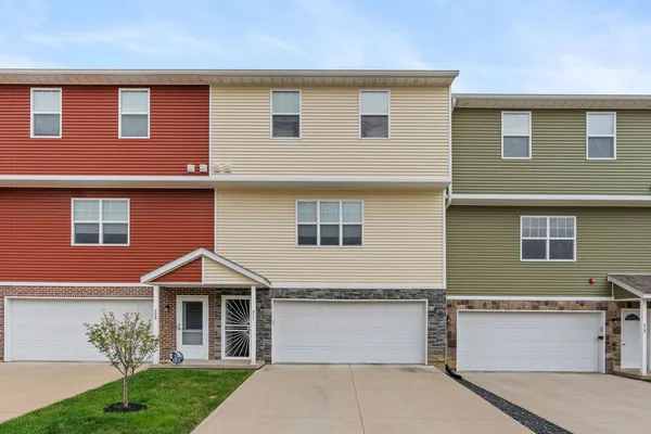 $223,000 | 711 Cox Court, Le Claire, IA 52753