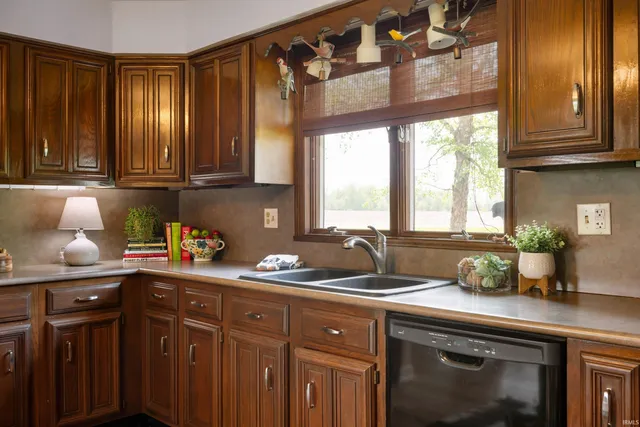 $524,500 | 2141 County Rd N 100 East, Hartford City, IN 47348