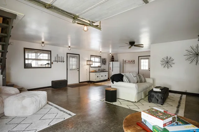 $524,500 | 2141 County Rd N 100 East, Hartford City, IN 47348