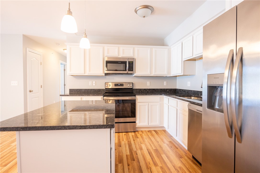 9 Gray Coach Lane, Unit 905 Cranston, RI 02921 - Photo 8 of 19 Island in Kitchen