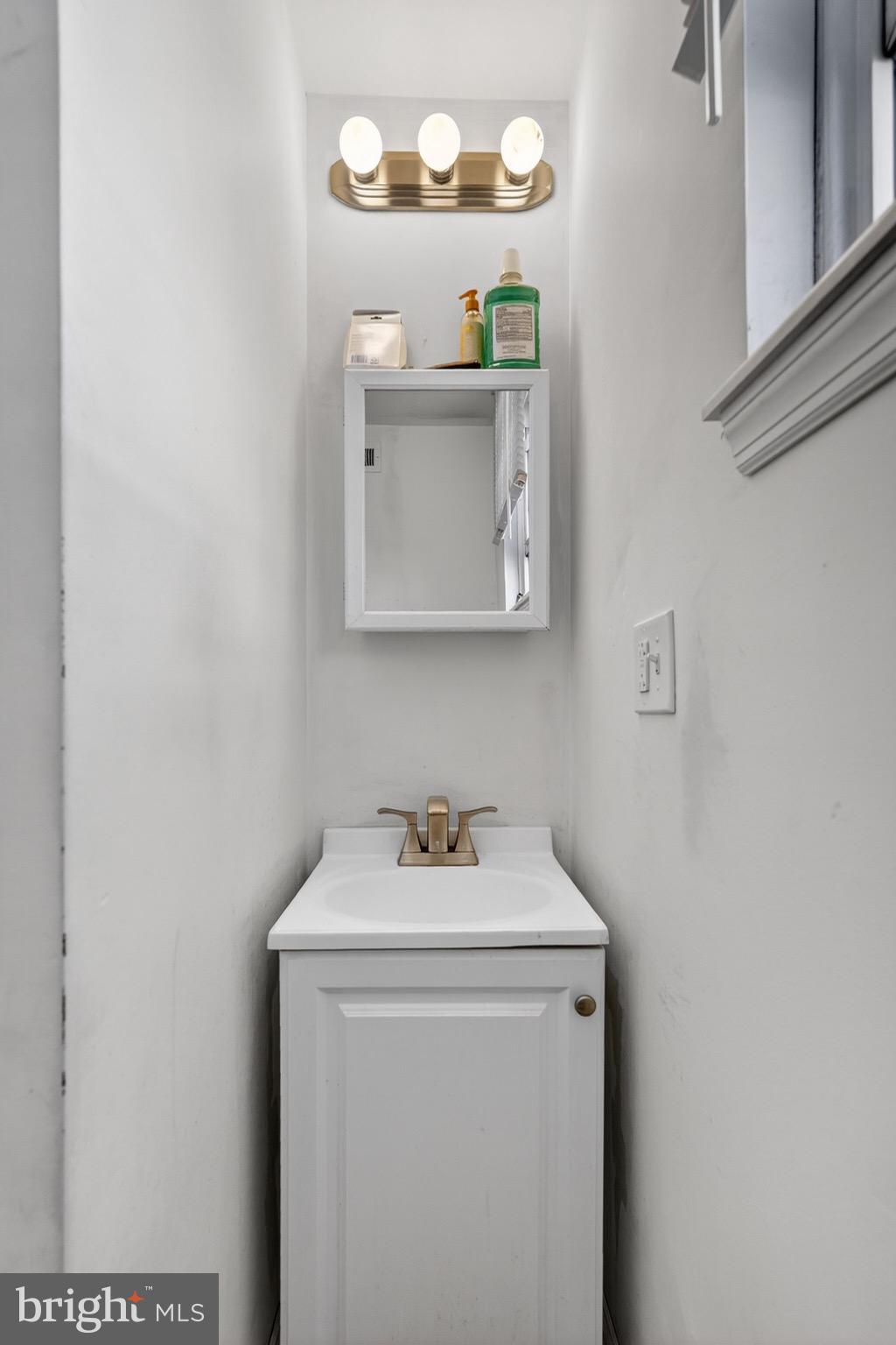 1229 South 6th Street Philadelphia, PA 19147 - Photo 11 of 36 a utility room with dryer and washer