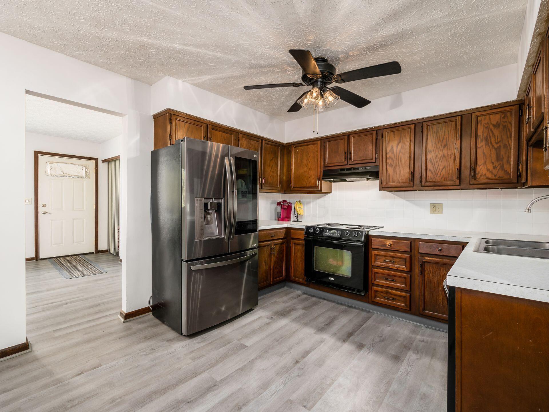 325 Chapelfield Road Columbus, OH 43230 - Photo 8 of 30 006__C - 325 Chapelfield013-a