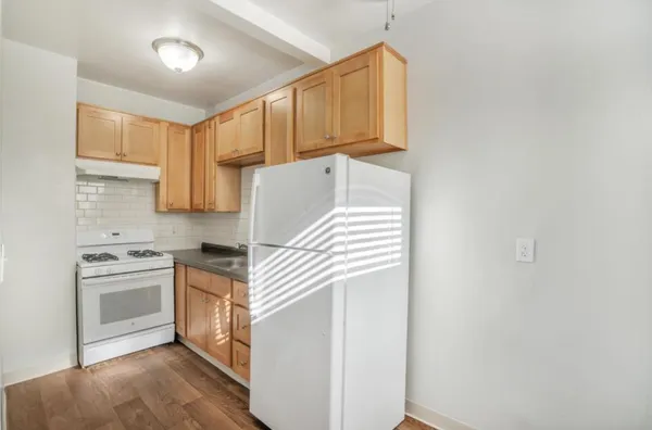 an empty room with closet and a ceiling fan