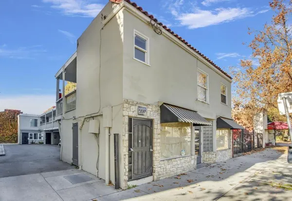 a view of a pathway along a building