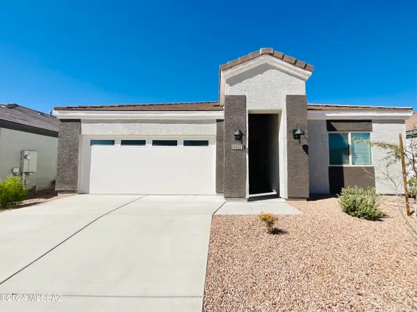 $2,200 | 12815 East Russo Drive, Vail, AZ 85641