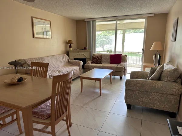 $1,385 | 6021 Northwest 61st Avenue, Unit 208, Tamarac, FL 33319