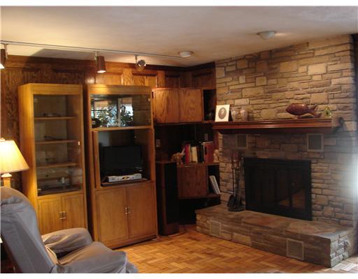 820 Flint Ridge Road Mt. Lebanon, PA 15243 - Photo 5 of 18 Family Room.