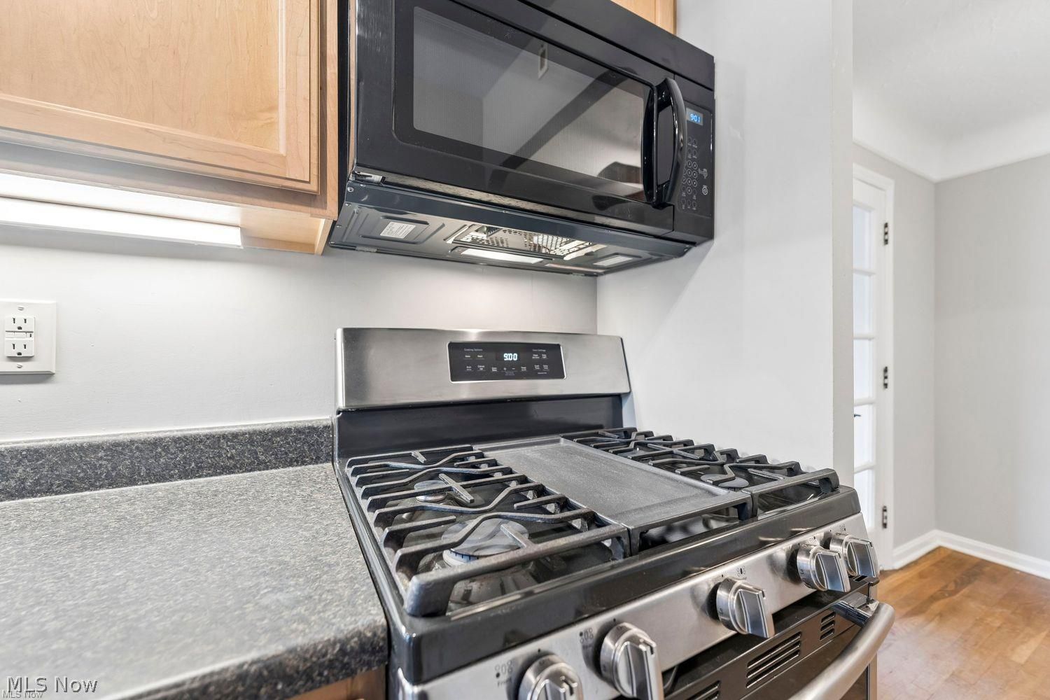 24230 Knickerbocker Road Bay Village, OH 44140 - Photo 19 of 50 Stove