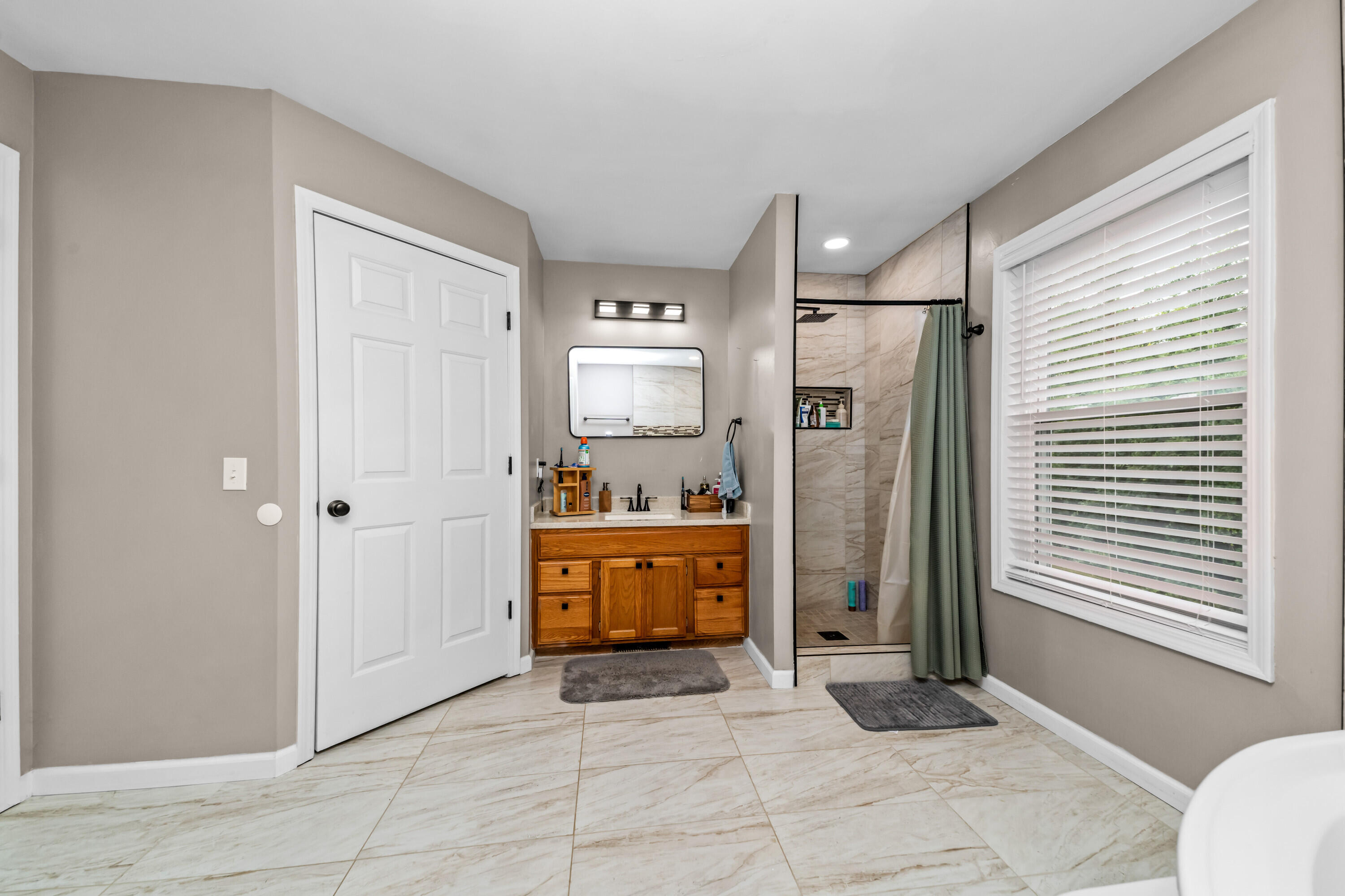 4240 East Commerce Road Commerce Township, MI 48382 - Photo 14 of 25 Primary Bathroom