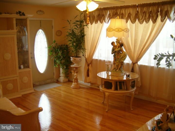 1130 Medway Road Philadelphia, PA 19115 - Photo 7 of 25 Living Room