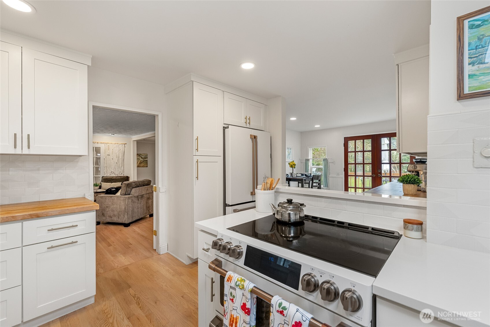 21260 Lake 16 Road Mount Vernon, WA 98274 - Photo 10 of 40 a kitchen with a stove and a refrigerator