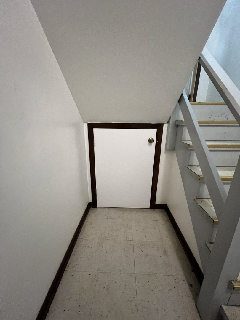 3330 Grove Avenue, Unit 1N Berwyn, IL 60402 - Photo 7 of 20 a view of an entryway