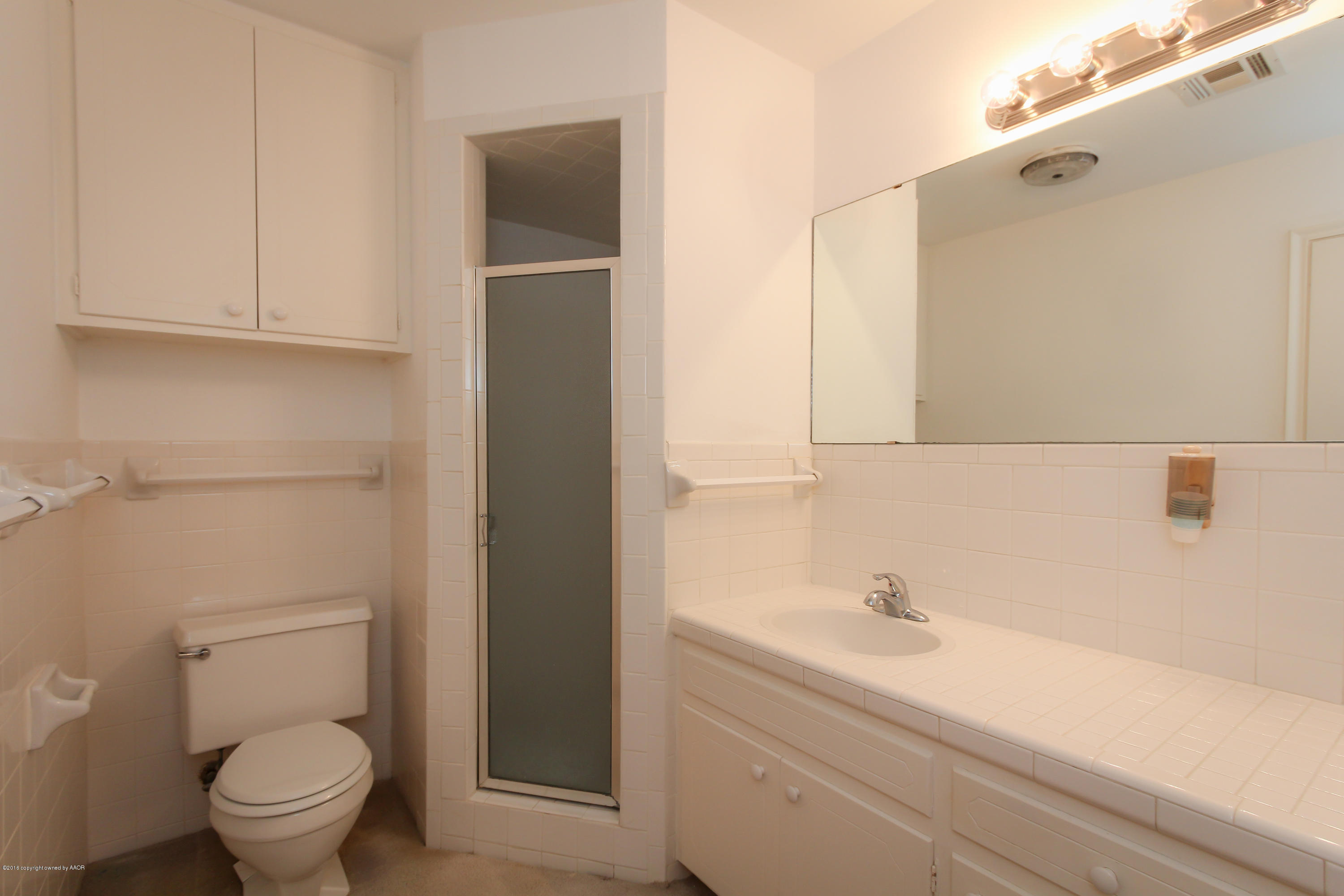 7012 Dreyfuss Road Amarillo, TX 79106 - Photo 6 of 39 a bathroom with a sink a toilet and vanity