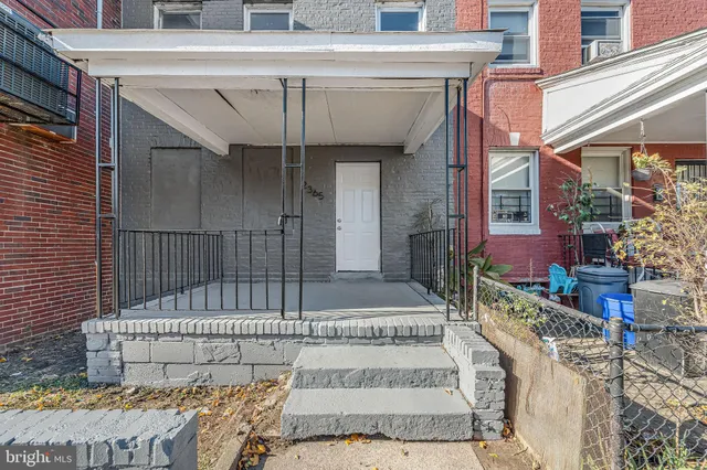 a view of entryway with a small yard