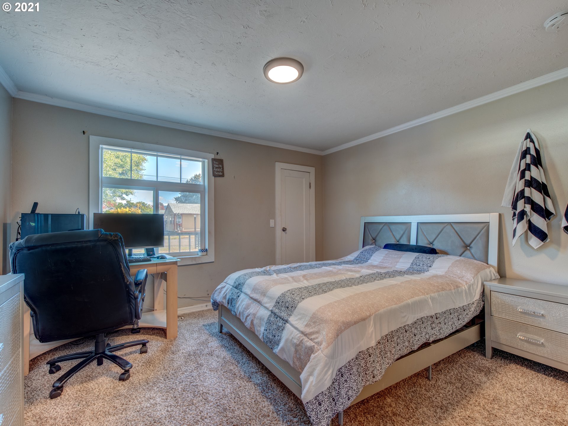 580 54th Street Springfield, OR 97478 - Photo 16 of 31 a bedroom with a bed and a desk