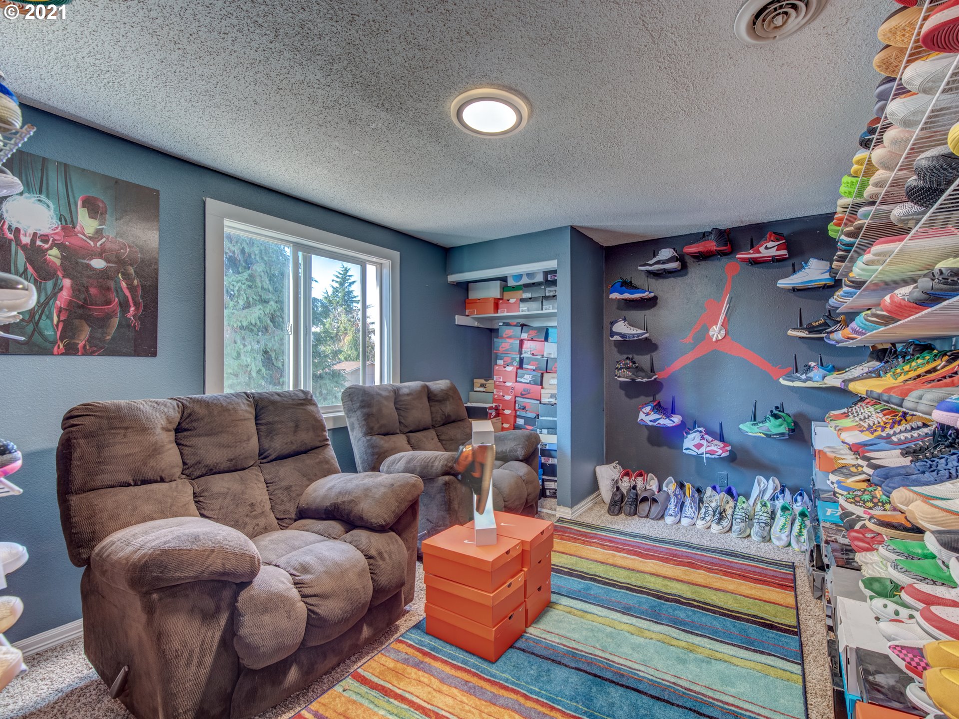 580 54th Street Springfield, OR 97478 - Photo 25 of 31 a living room with furniture and a couch