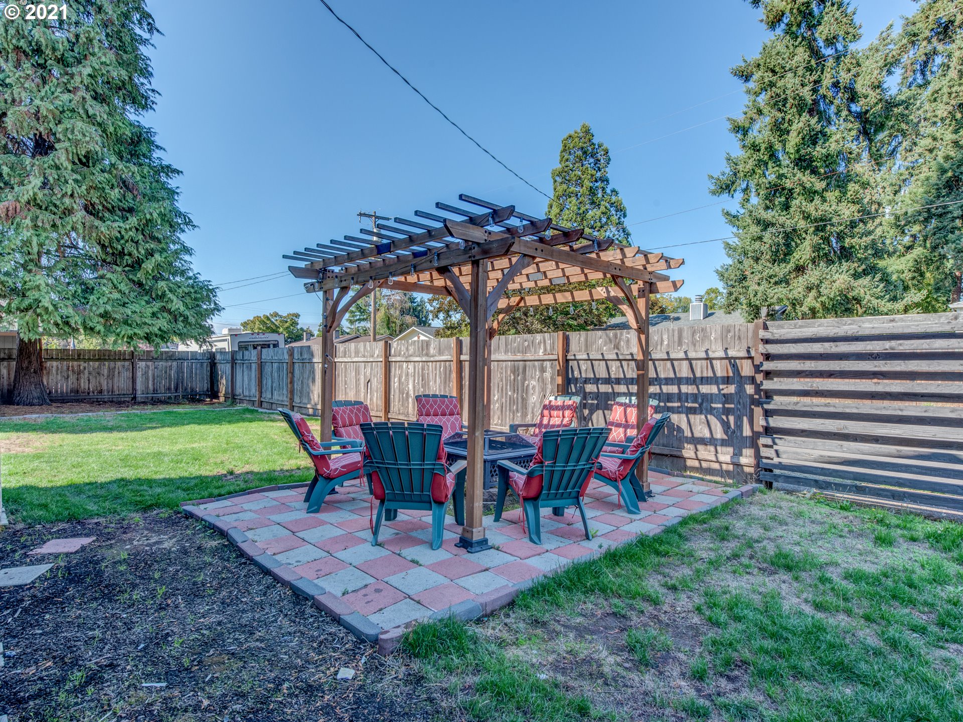 580 54th Street Springfield, OR 97478 - Photo 29 of 31 a view of a chairs and table in backyard