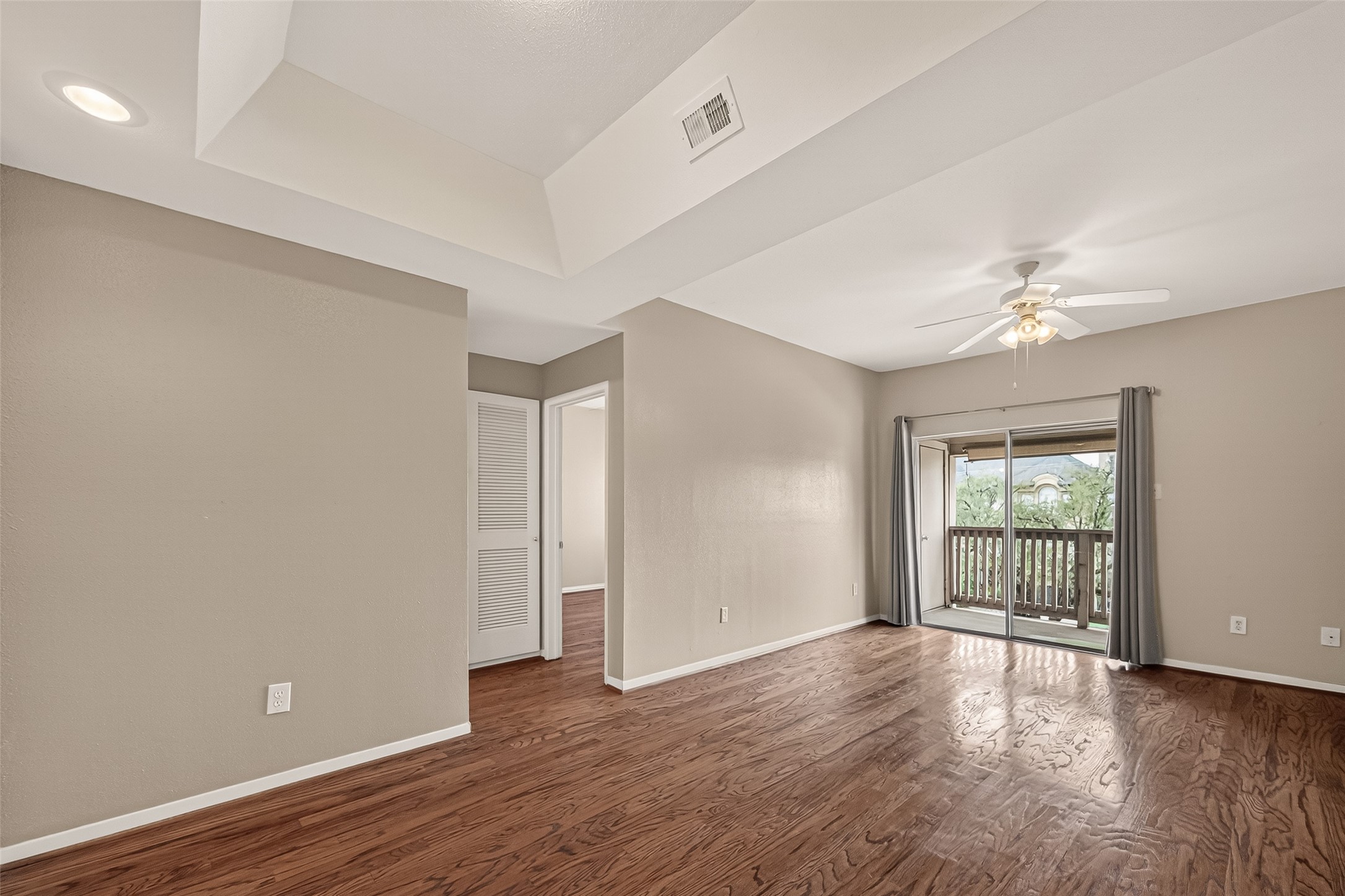 4041 Drake Street, Unit 118 Houston, TX 77005 - Photo 10 of 28 an empty room with wooden floor and windows