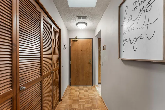 $163,900 | 20 Windsor Lane, Unit 304A, New Brighton, MN 55112