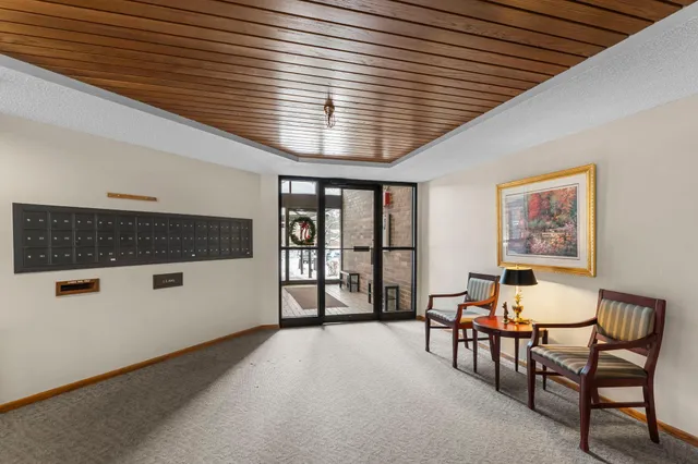 $163,900 | 20 Windsor Lane, Unit 304A, New Brighton, MN 55112