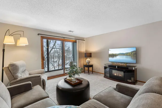 $163,900 | 20 Windsor Lane, Unit 304A, New Brighton, MN 55112