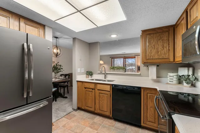 $163,900 | 20 Windsor Lane, Unit 304A, New Brighton, MN 55112