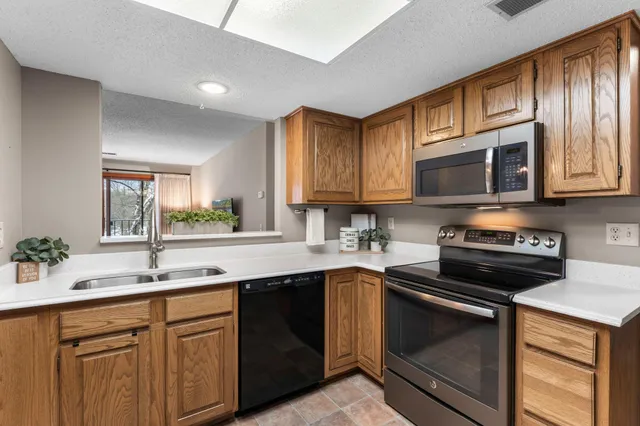 $163,900 | 20 Windsor Lane, Unit 304A, New Brighton, MN 55112