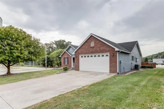 $210,000 | 201 Barry Street, Hardin, IL 62047