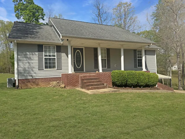 a view of a house with a yard