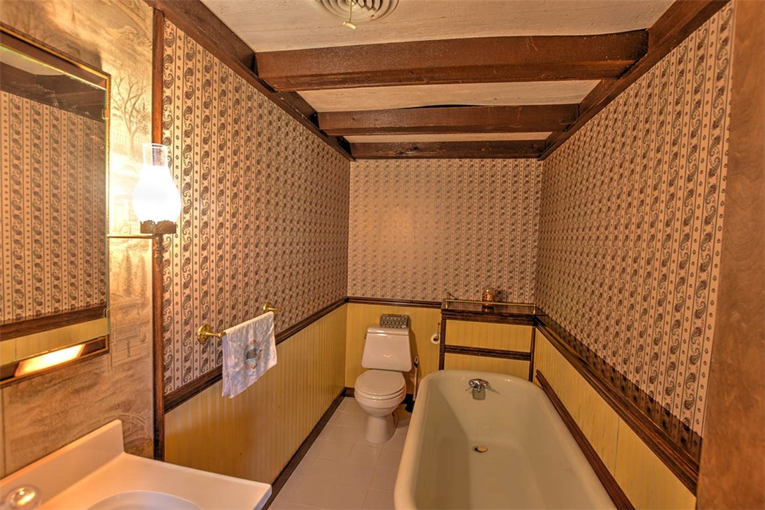 3441 Ferris Drive Decatur, IL 62521 - Photo 22 of 30 a bathroom with a bathtub and shower