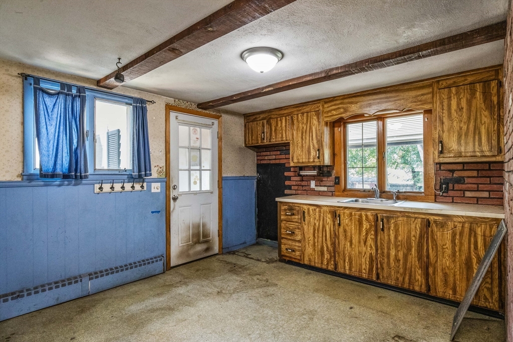 34 Allen Street Chicopee, MA 01020 - Photo 3 of 30