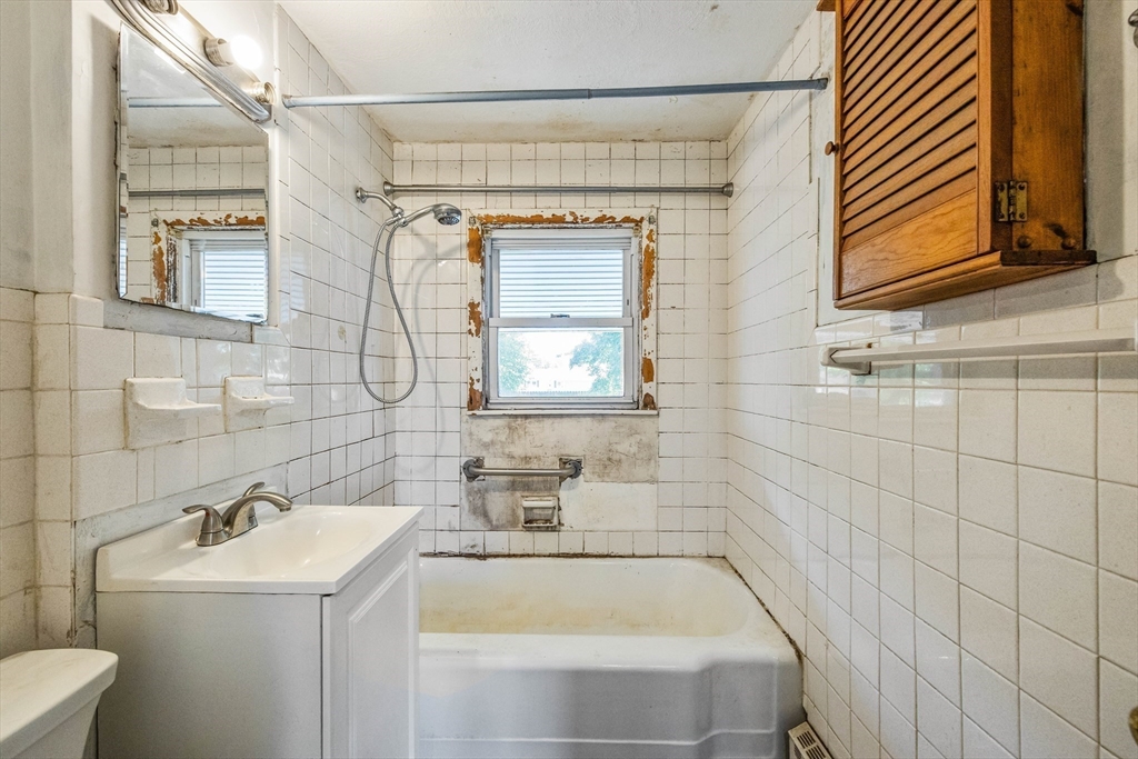 34 Allen Street Chicopee, MA 01020 - Photo 10 of 30