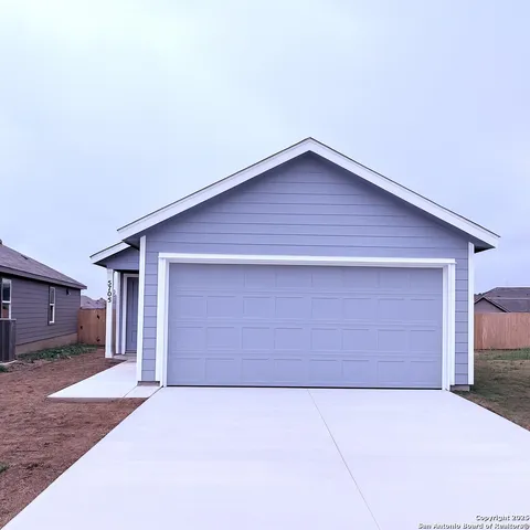 $1,375 | 5705 Mangas Circle, Seguin, TX 78155