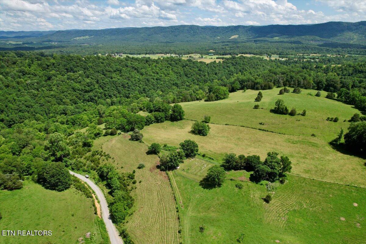 187 Van Huss Road Rose Hill, VA 24281 - Photo 7 of 44 04-DJI_0647