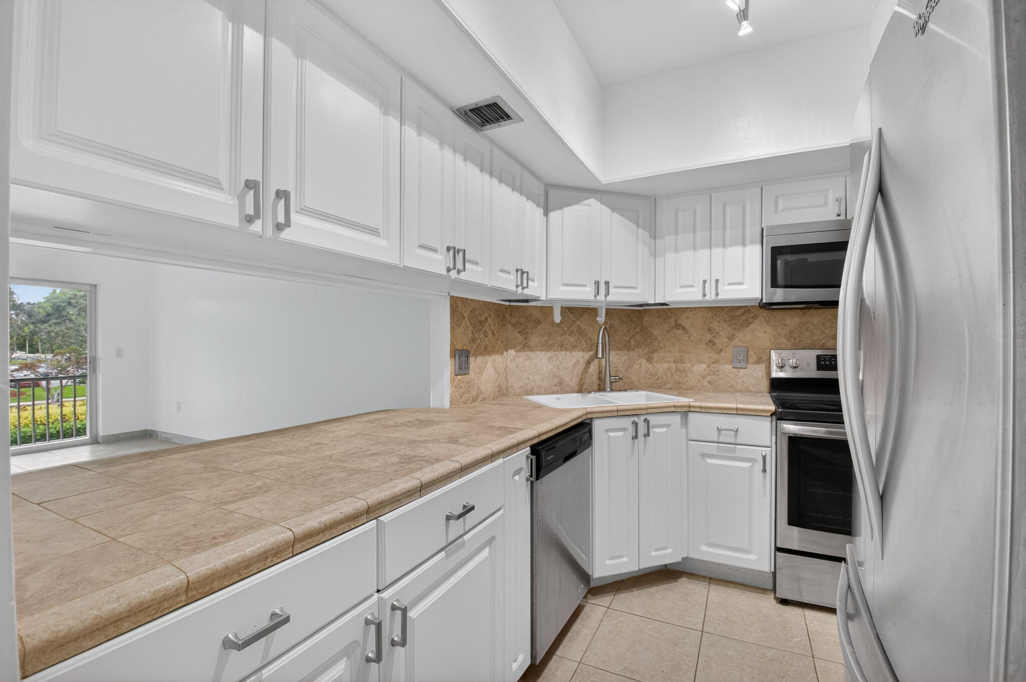 290 West Palmetto Park Road, Unit 204 Boca Raton, FL 33432 - Photo 9 of 17 11-web-or-mls-DSC_6815