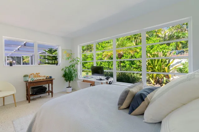 a view of a house with backyard and garden