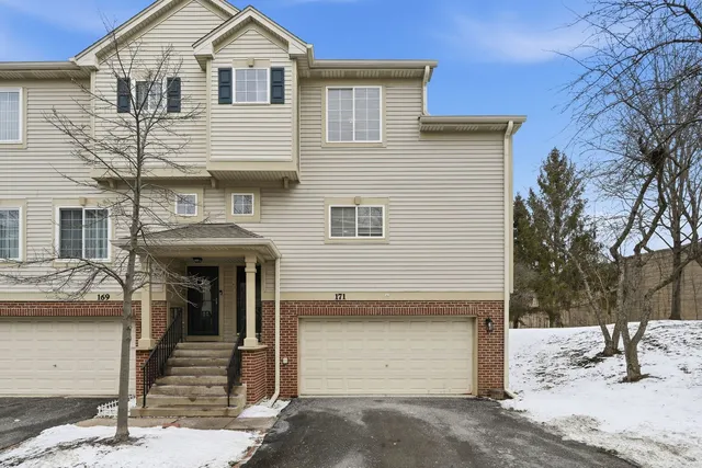 $319,000 | 171 Monarch Drive, Streamwood, IL 60107